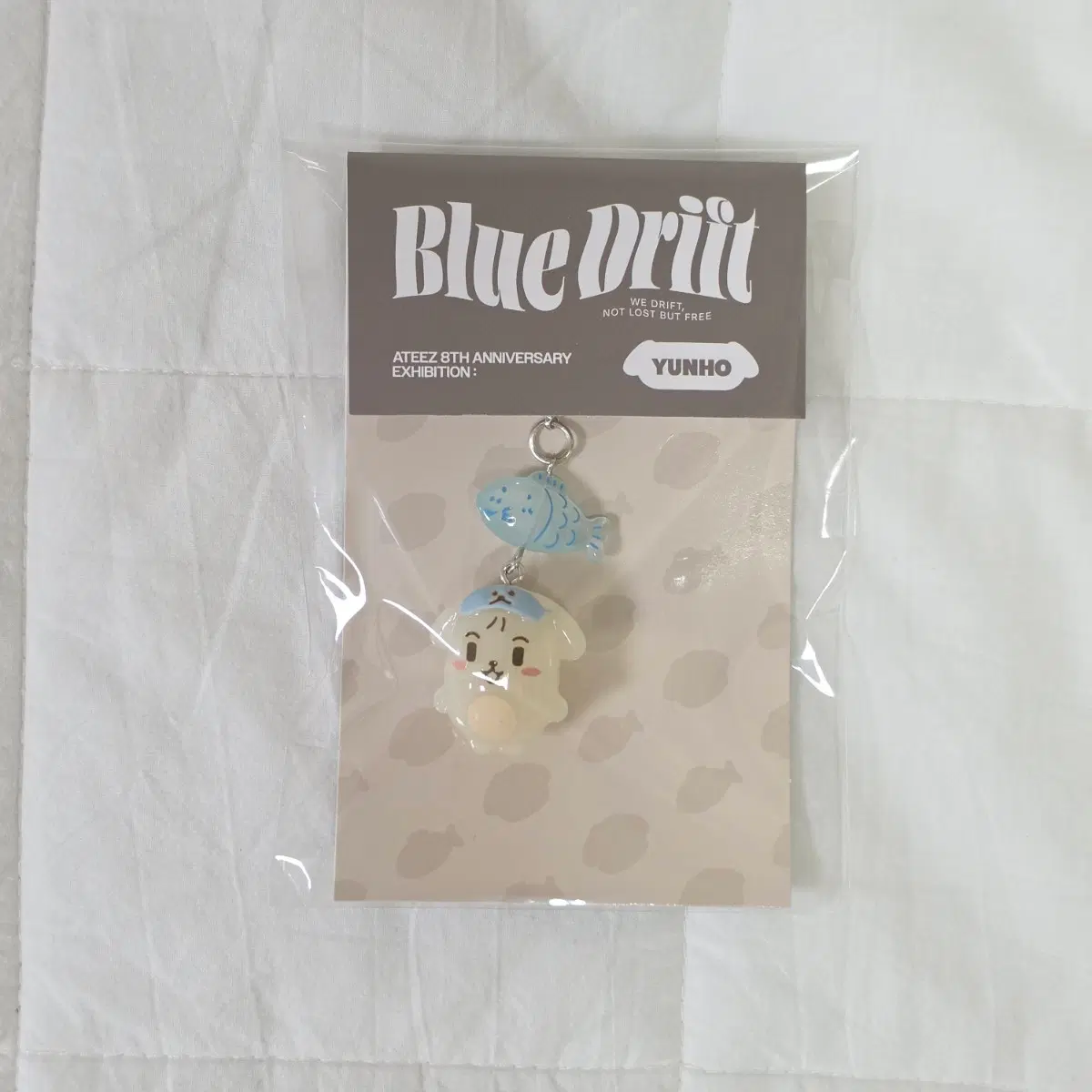 에이티즈 8주년 팝업 럭기 피쉬 참 윤호 푸덩이 키링 Ateez 8th Blue Drift Popup Lucky fish charm Yunho