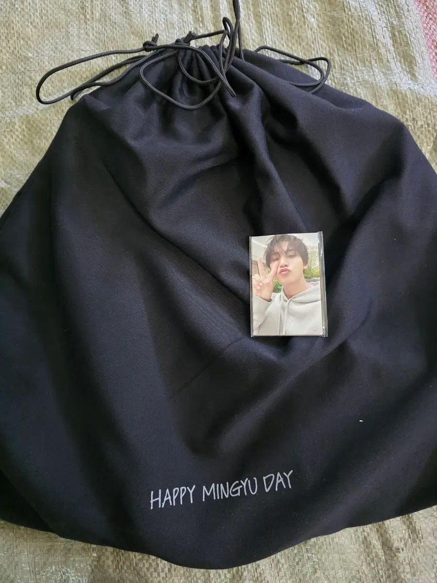 세븐틴 민규의 생일 기념 굿즈인 'HAPPY MINGYU DAY DUFFEL BAG(더플 백)'