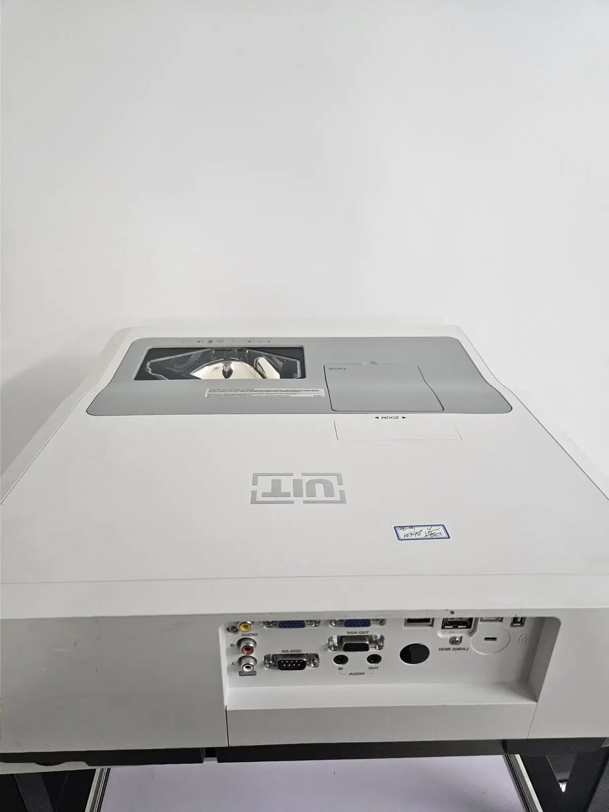 UIT UST420UL 4200안시 WUXGA 단초점 빔프로젝터