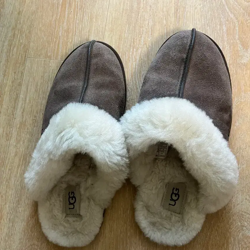 UGG UGGフリーススリッパブラウン