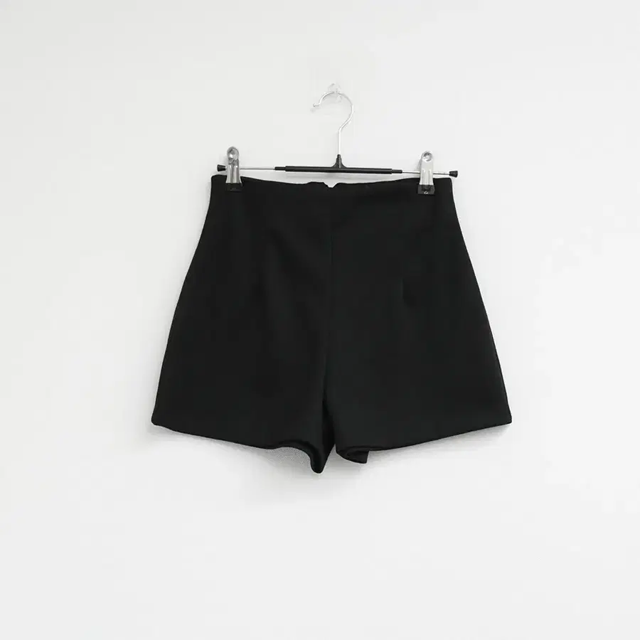 블랙 뒷 지퍼 숏 팬츠
