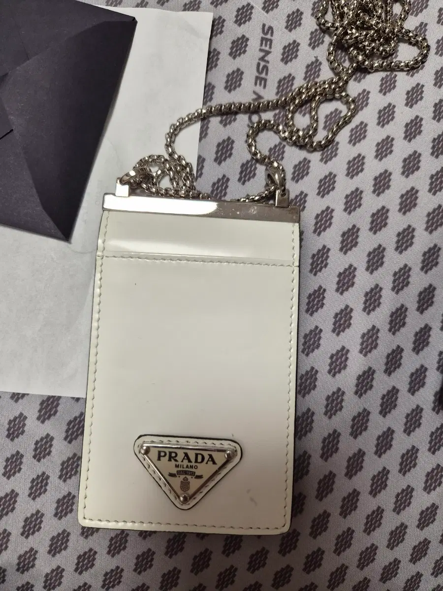 프라다 카드 홀더 화이트 체인