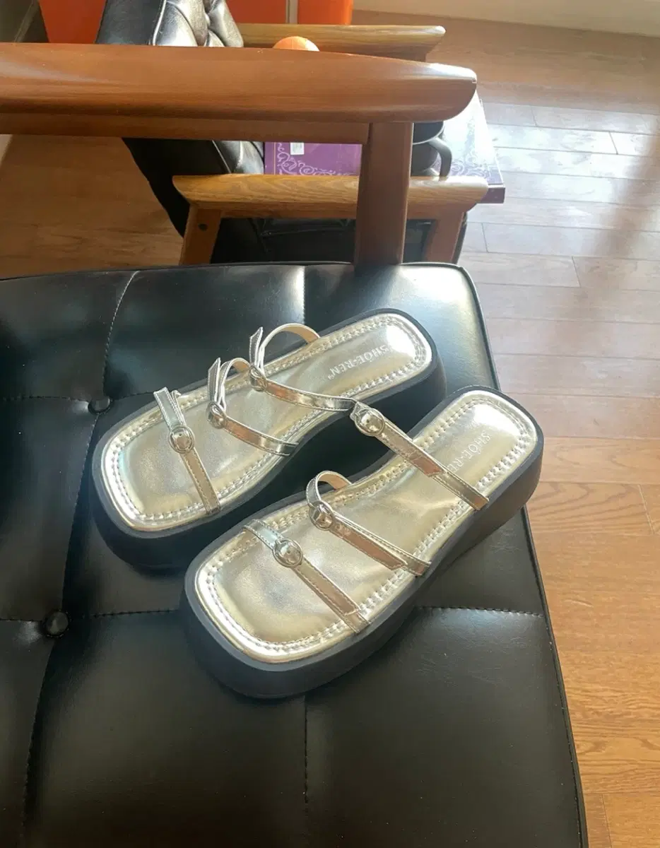 시크하고도 귀여운 실버 스트랩 6cm 통굽 샌들 38사이즈