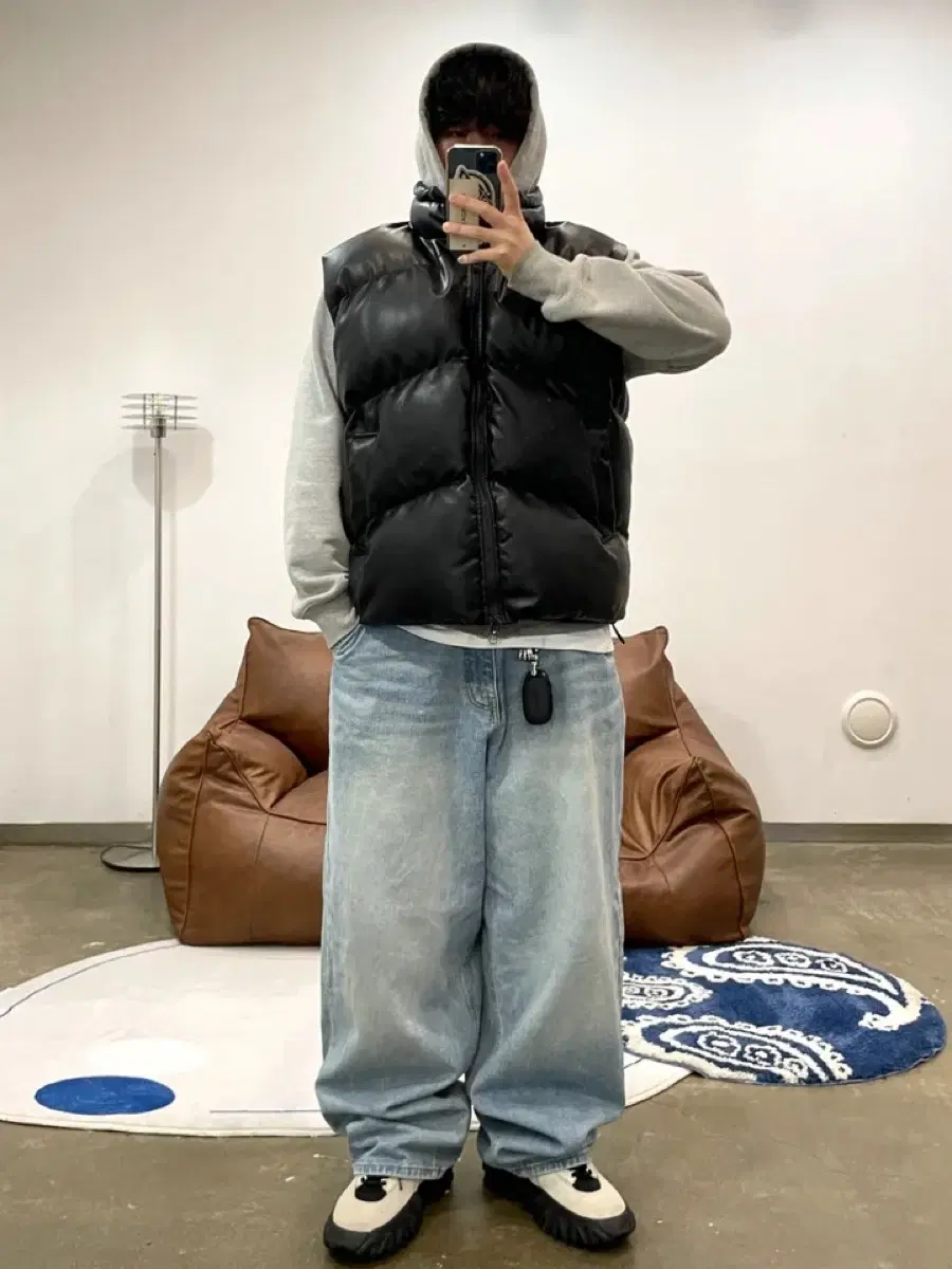 LOWEL 오버핏 레더 패딩조끼
