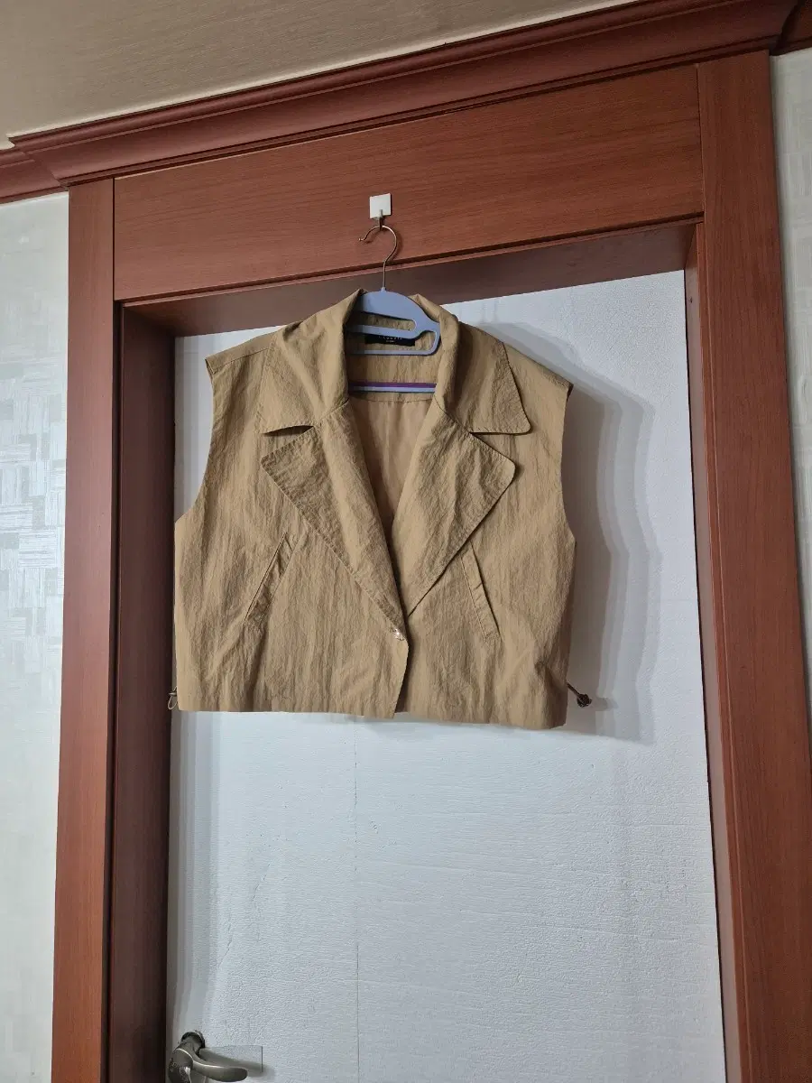 레코브 카멜 베이지색 민소매 블레이저