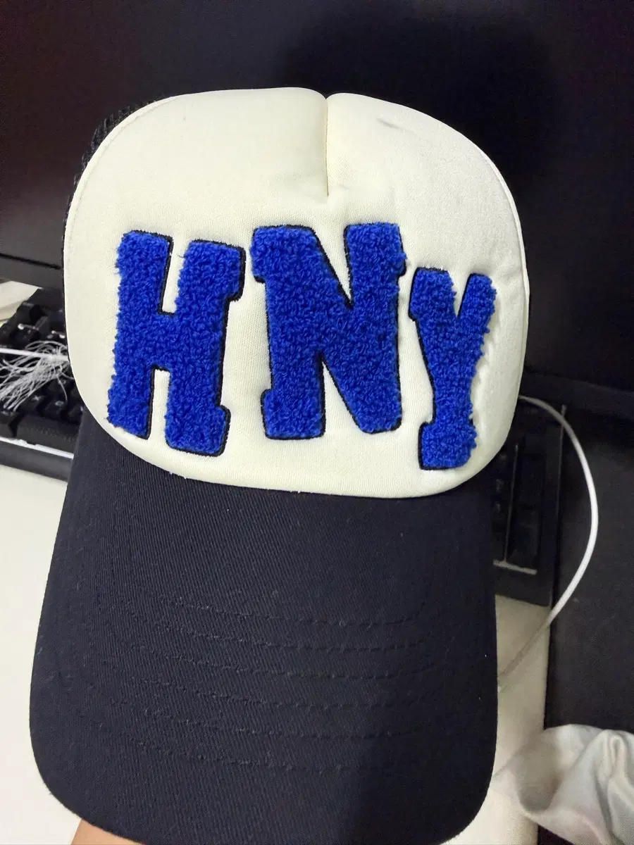 허니스쿱하우스 HNY 로고 트러커 캡 블랙