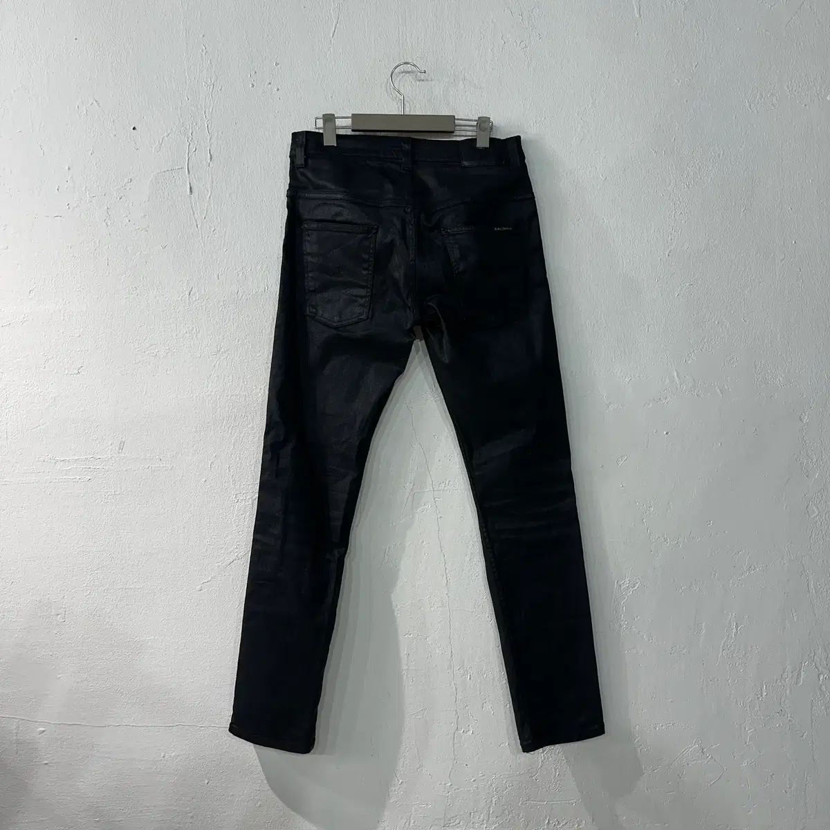 누디 씬핀백투블랙 코팅 블랙진 32