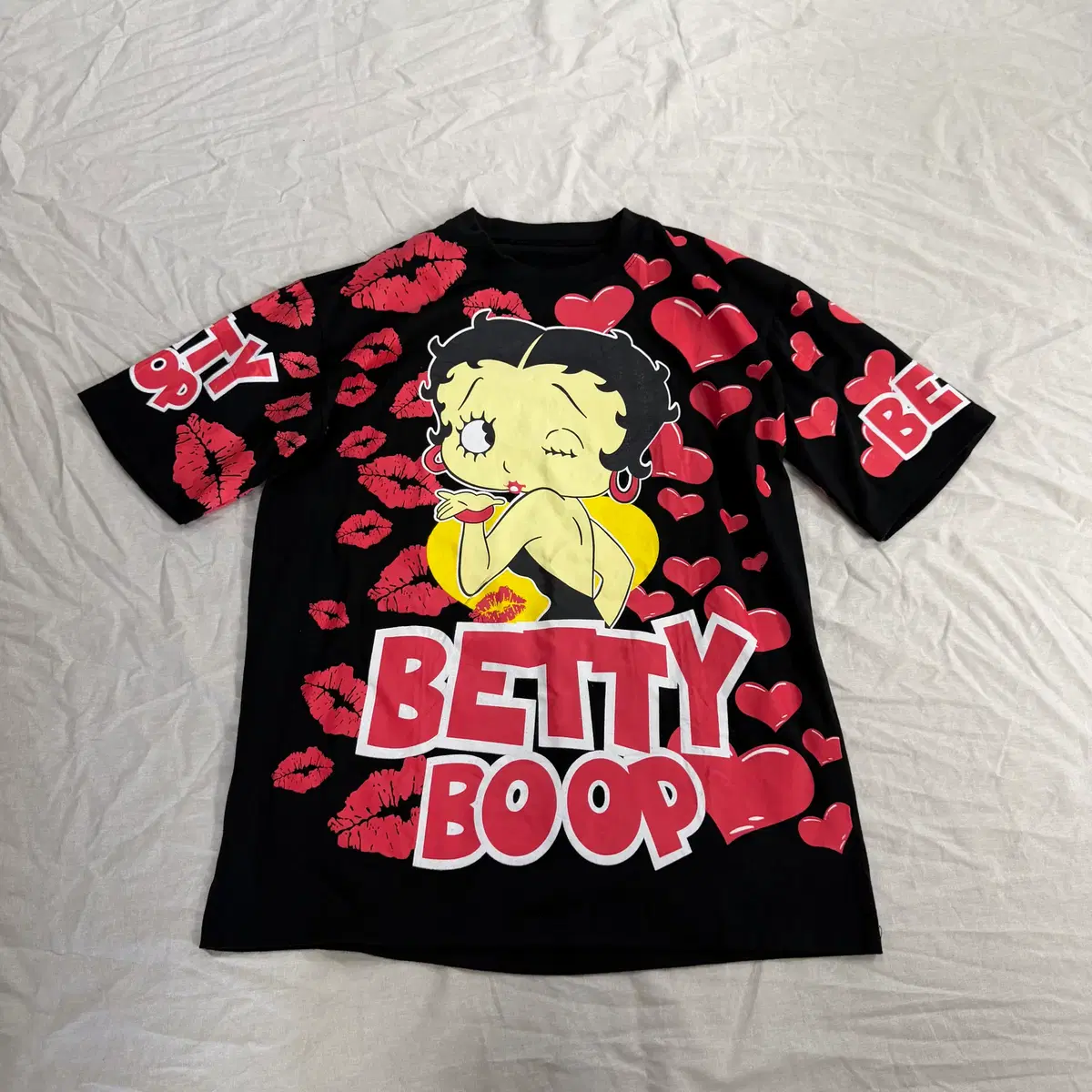 베티붑 Betty Boop 키스 하트 올오버 그래픽 오버핏 반팔티
