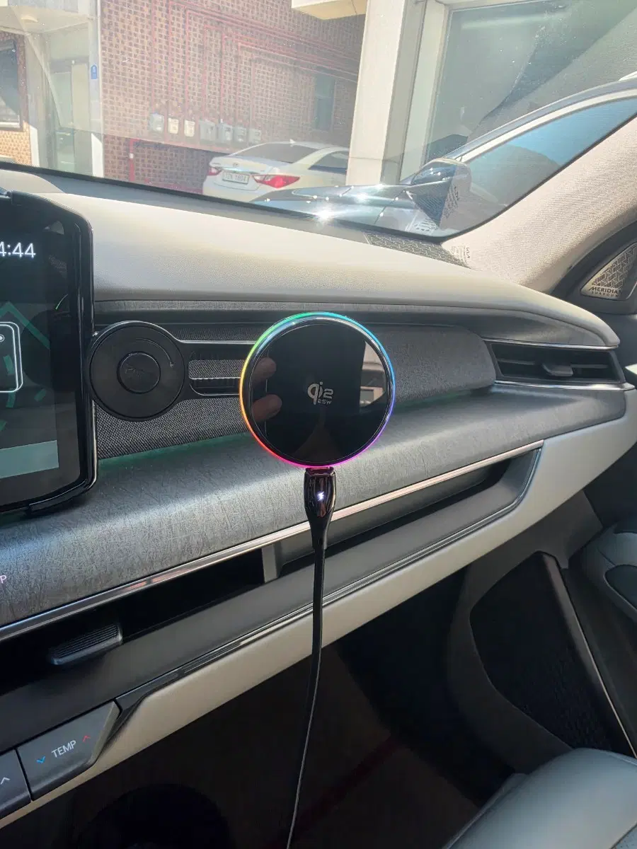 차량용 QI2.2 25W 무선 충전기