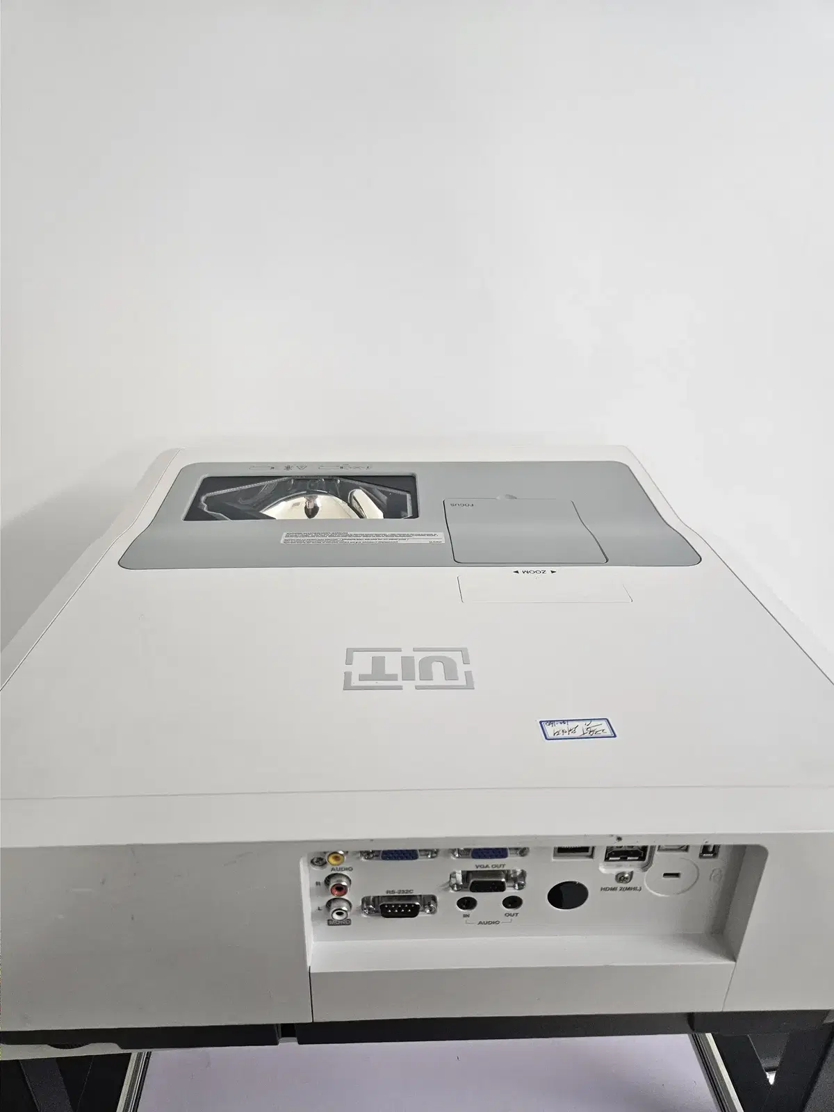 UIT UST420UL 4200안시 WUXGA 단초점 빔프로젝터