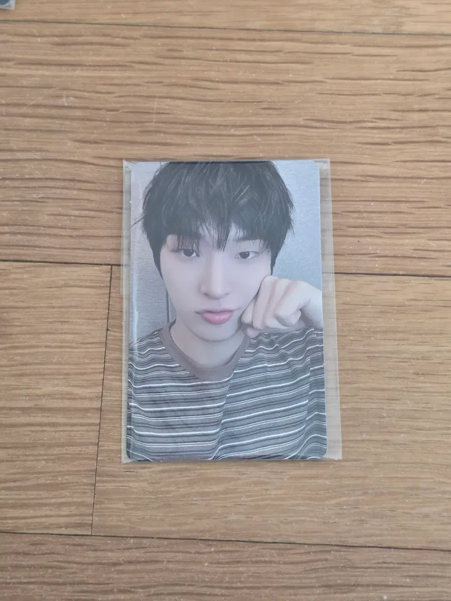 에이티즈 8주년 전시회 팝업 블루 드리프트 민기 8만원 럭드 포카 럭키드로우 특전 양도 판매 ateez mingi