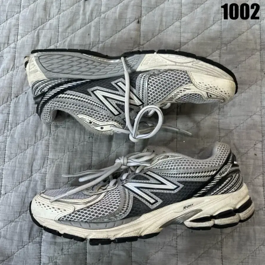뉴발란스 860v6 여성 운동화 235