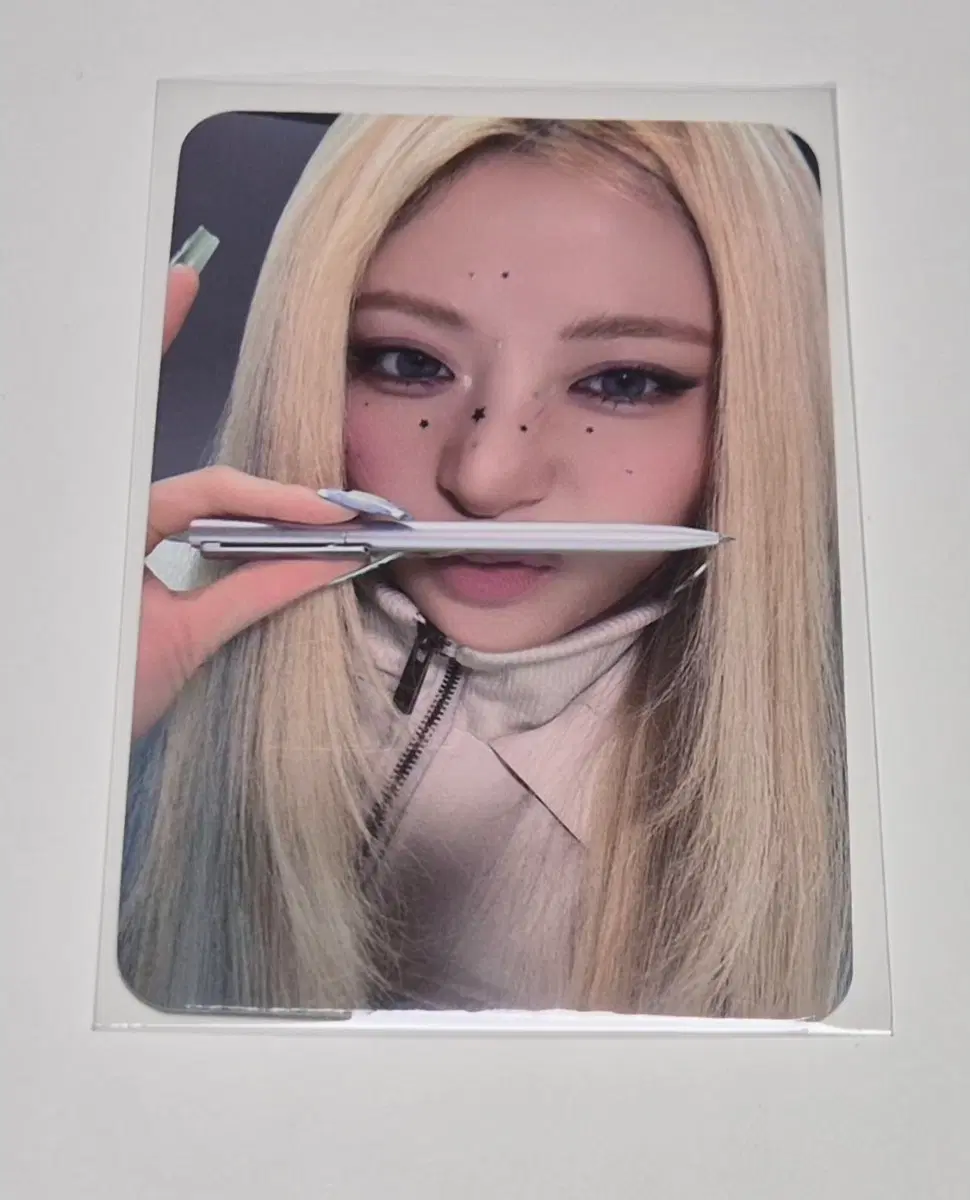 르세라핌 허윤진 MMN 메마나 세븐일레븐 럭드 포카 양도