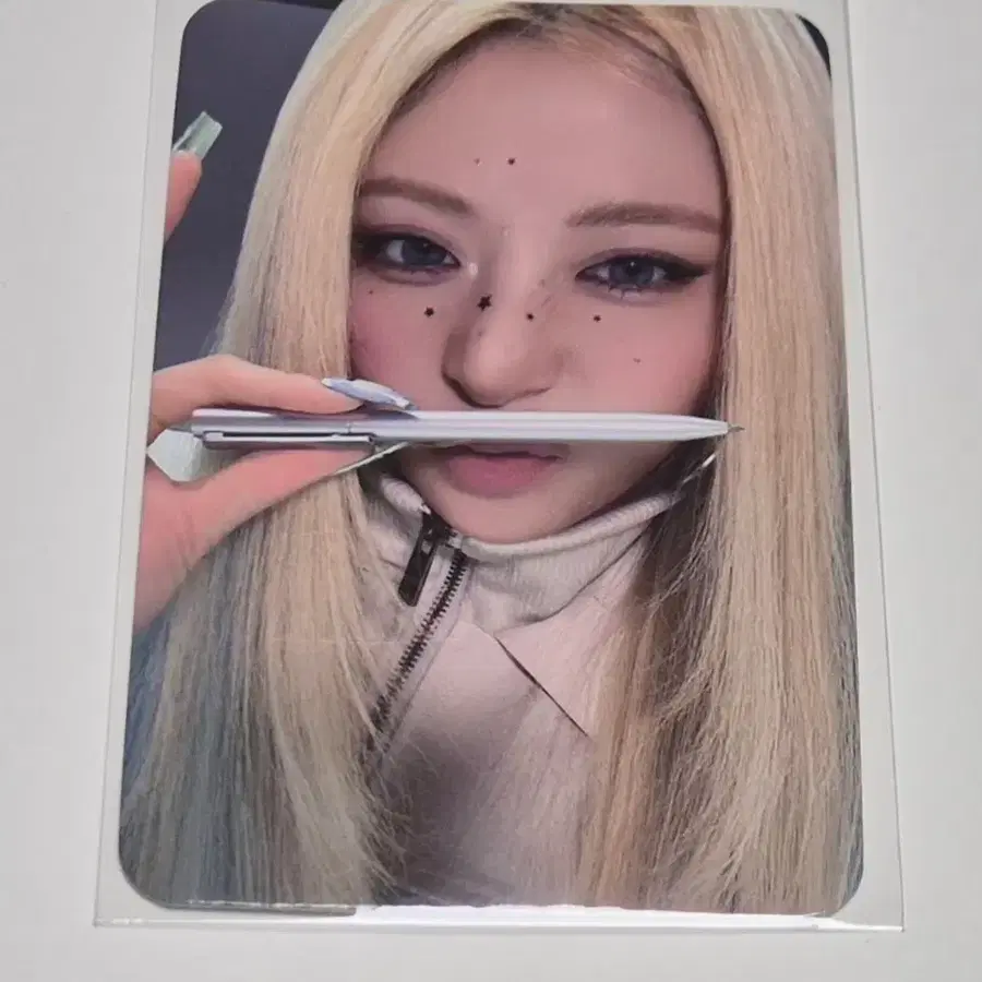 르세라핌 허윤진 MMN 메마나 세븐일레븐 럭드 포카 양도
