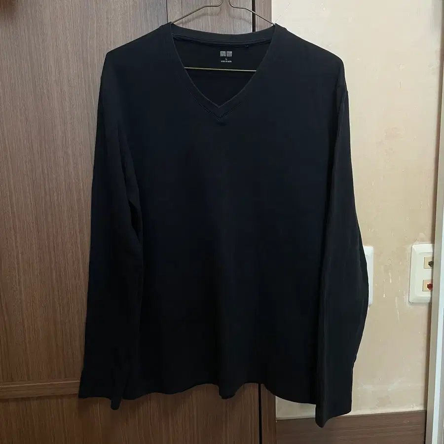유니클로 블랙 긴팔티 블랙 긴팔티셔츠 유니클로 긴팔 브이넥 긴팔 브이넥 티 L