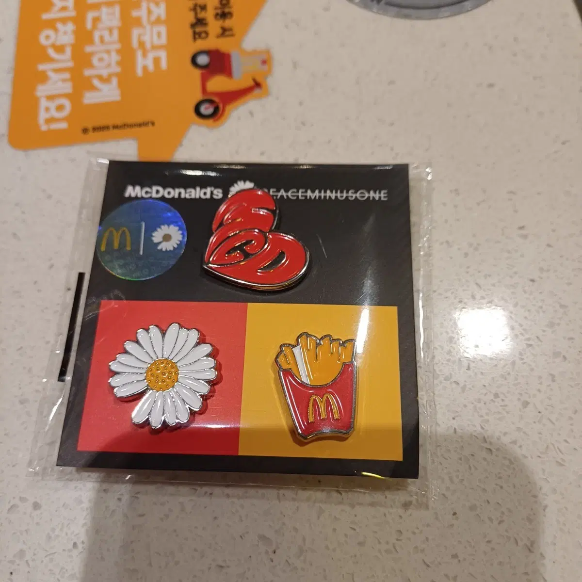 맥도날드 x 지디 피스마이너스원 핀뱃지 세트