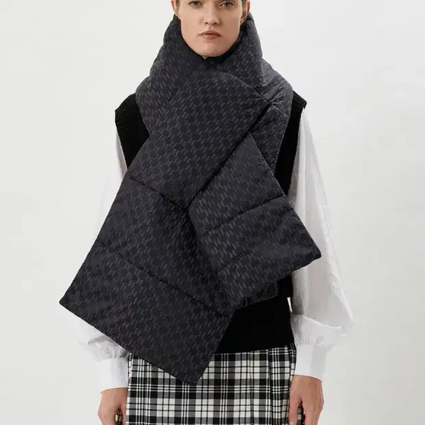KARL LAGERFELD KMONOGRAM REFL PUFFY SCARF