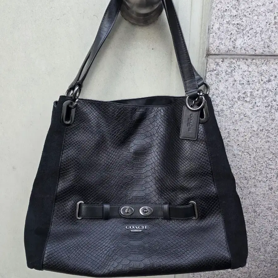 코치 숄더백 블랙 뱀피 패턴