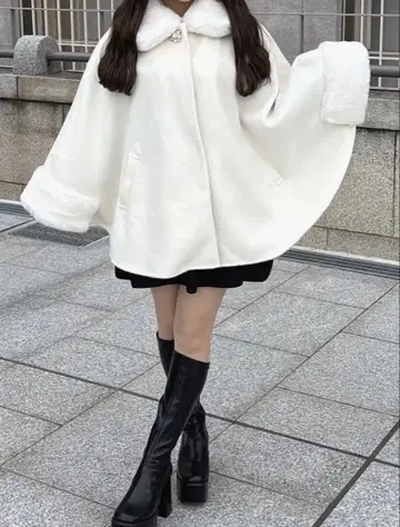evelyn 에블린 퍼 옷깃 소매 비쥬 버튼 판초 코트 화이트