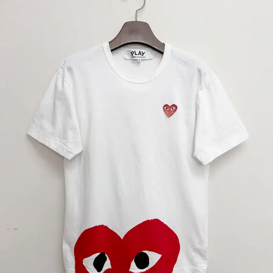 꼼데가르송 플레이 (COMME des GARCONS PLAY) 여성용 빅 하트 나염 앤 레드 와펜 반팔 티셔츠 화이트 / M (여성 55 ~ 55 반 추천)