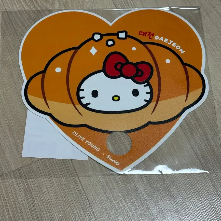 [새상품] 올리브영 산리오 헬로키티 대전 소금빵 부채