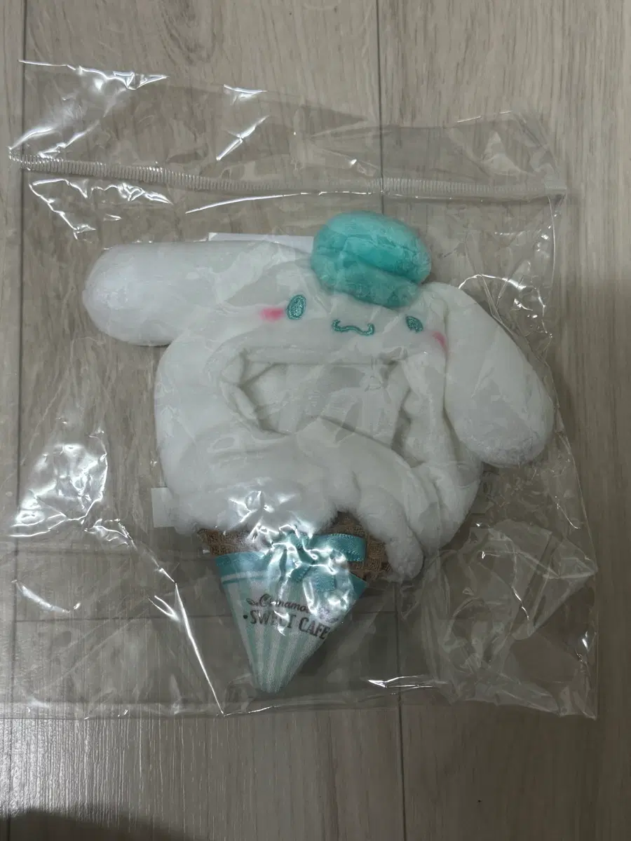 시나모롤 스위트카페 산리오 아이스크림 인형 홀더 미개봉