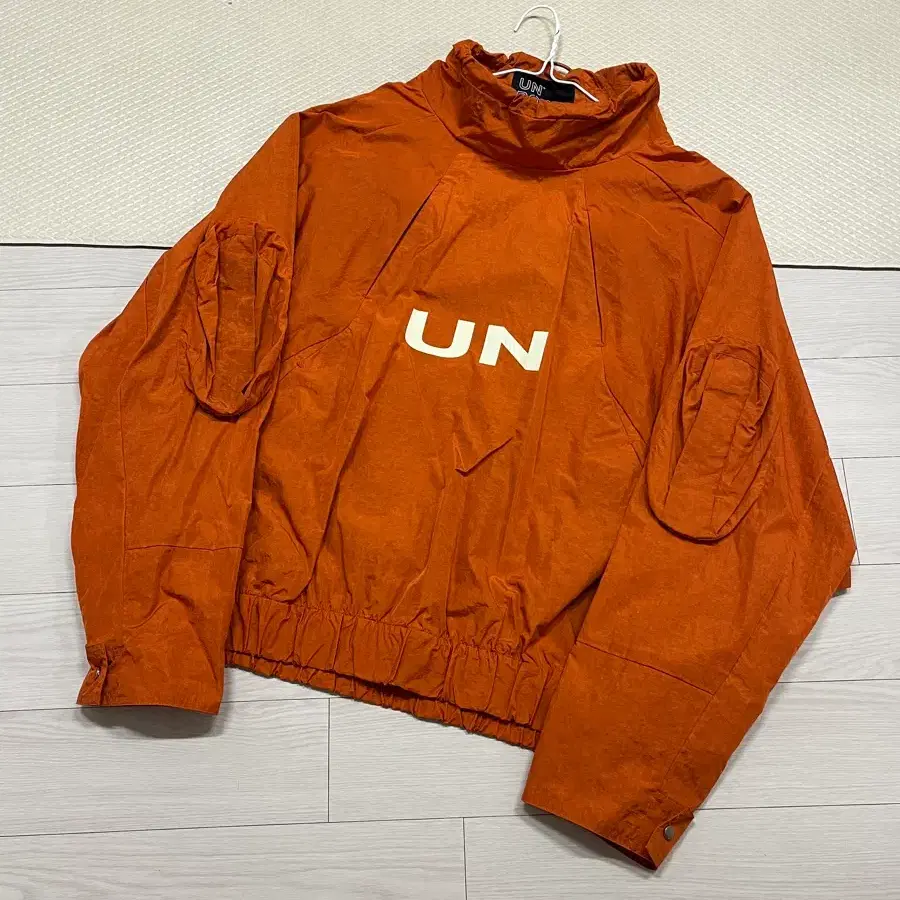 (땡처리)UNROW 메탈 아노락(L)