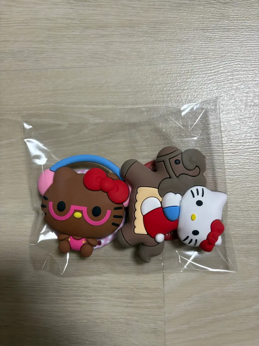 산리오 헬로키티 맥세이프 그립톡 말, 태닝 브라운 키링 2종 새상품