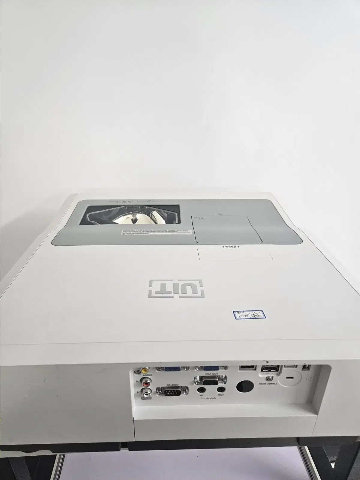 UIT UST420UL 4200안시 WUXGA 단초점 빔프로젝터