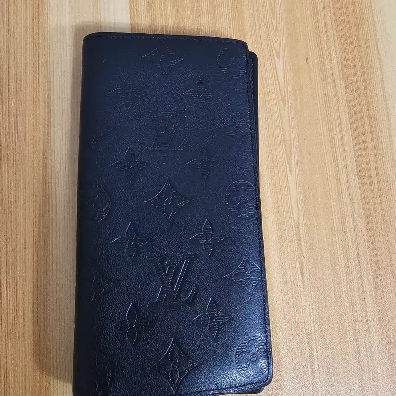 루이비통 모노그램 쉐도우 장지갑 블랙