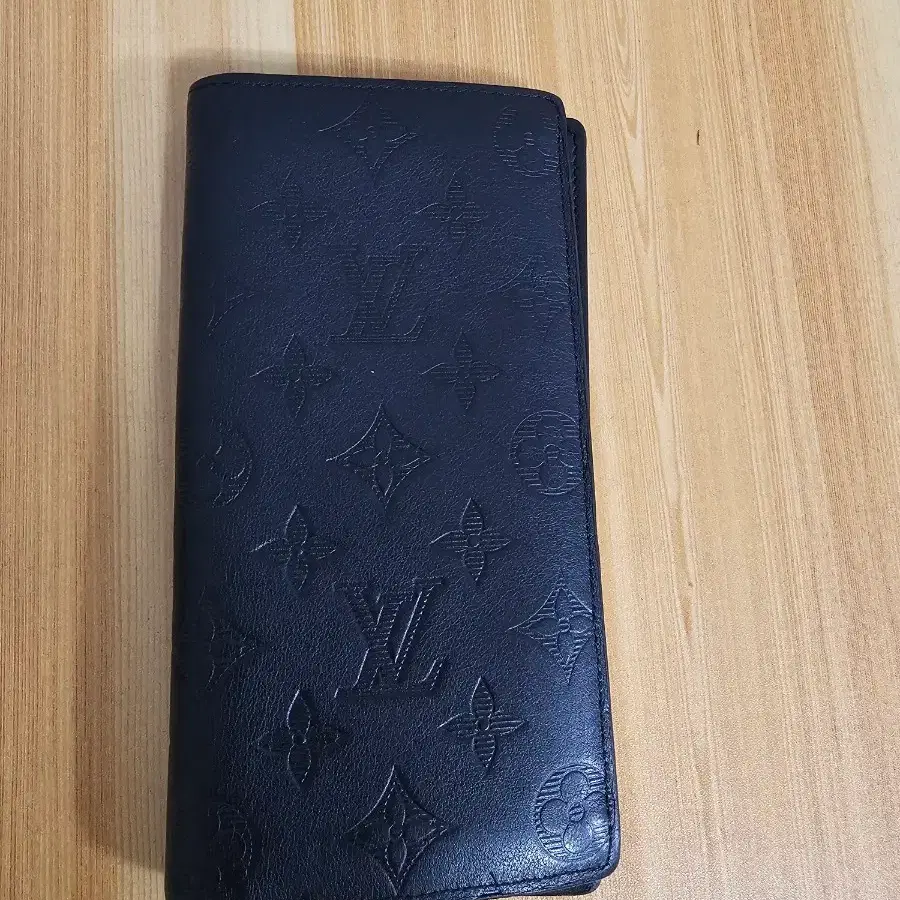 루이비통 모노그램 쉐도우 장지갑 블랙