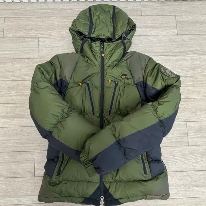 상태좋음)NEPA.네파.구스다운.패딩.점퍼.올리브컬러.아웃도어.등산복.90사이즈.스몰.겨울옷.거위털.여성패딩.캠핑