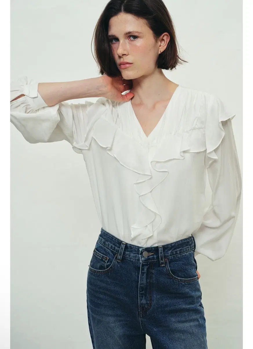 쏘이르 RUFFLE SHIRRING BLOUSE - WHITE 블라우스