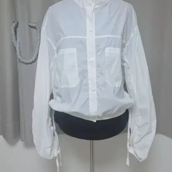 화이트 셔링 바람막이 자켓