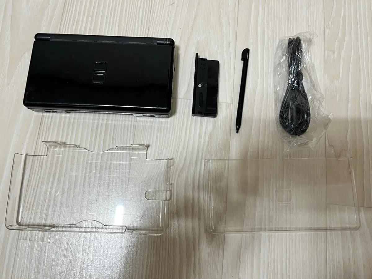 닌텐도 DS Lite 블랙 + 게임칩 1개+ 충전케이블.