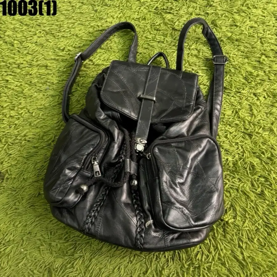 블랙 가죽 백팩 퀼팅 패치 디테일