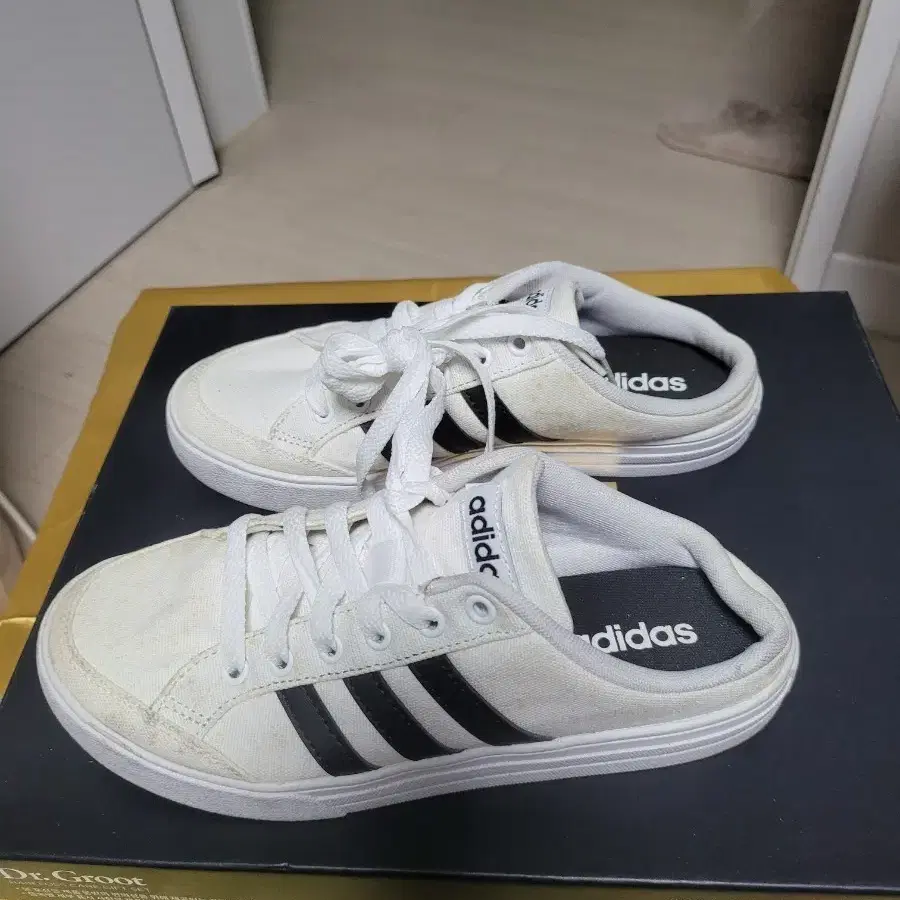 아디다스 코트밴티지 뮬 화이트 235mm