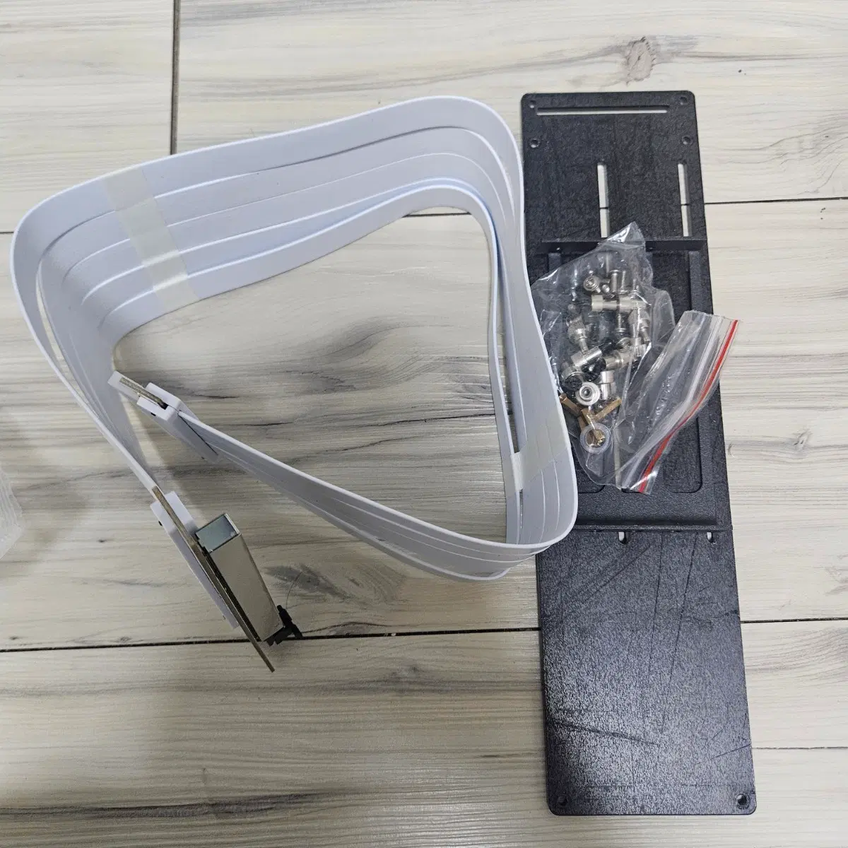 그래픽카드 수직 브래킷 + PCIe 4.0 라이저 케이블 60cm (화이트) 일괄 판매