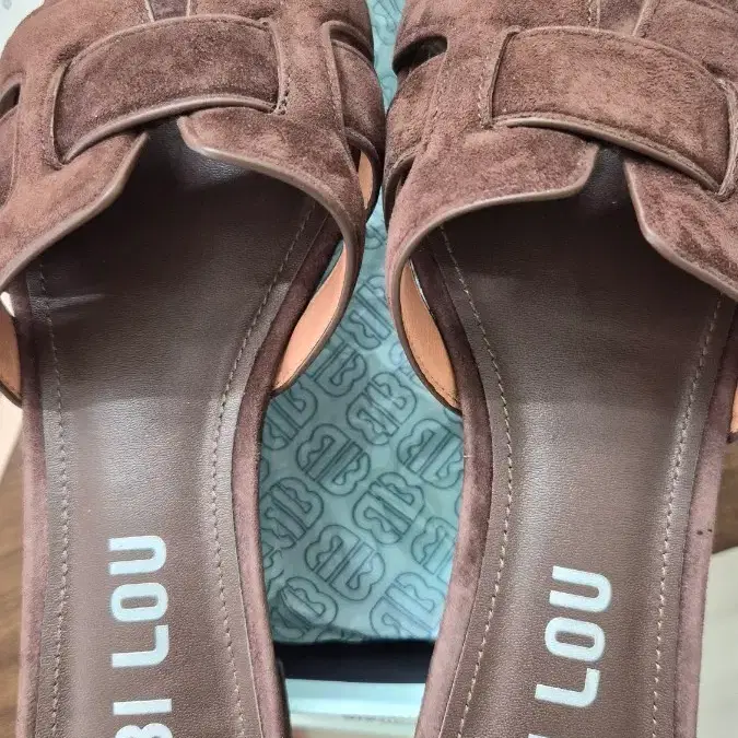 BIBI LOU 비비루 컷아웃 샌들