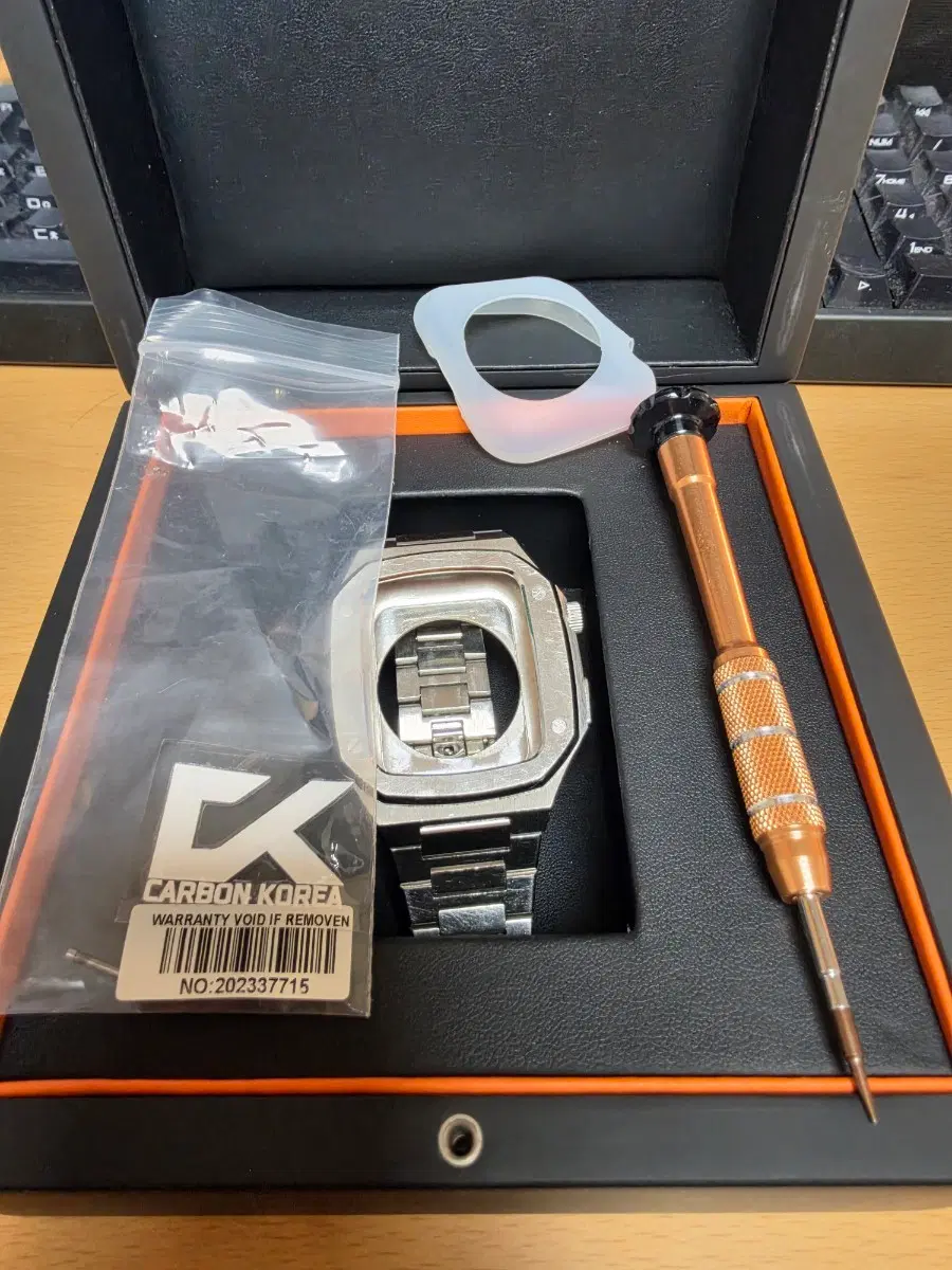 (가격제안 가능)(네고 가능)카본코리아 애플워치 SE3 메탈케이스 44mm