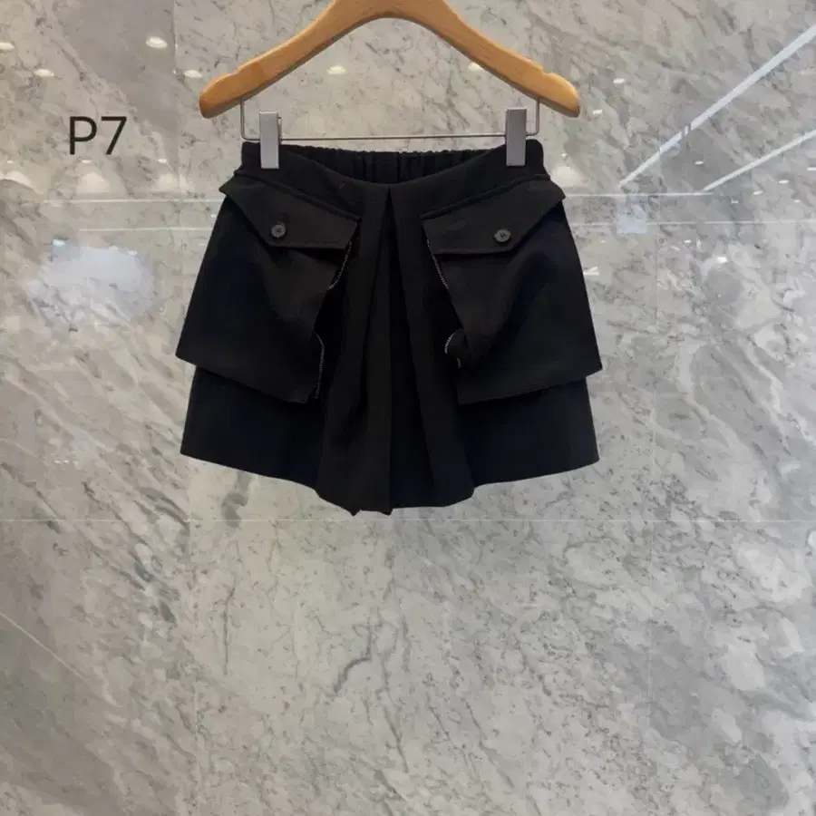 js뉴욕스타일신상(당일발송)뒷밴딩 지퍼포켓 포인트 핀턱 블랙 반바지
