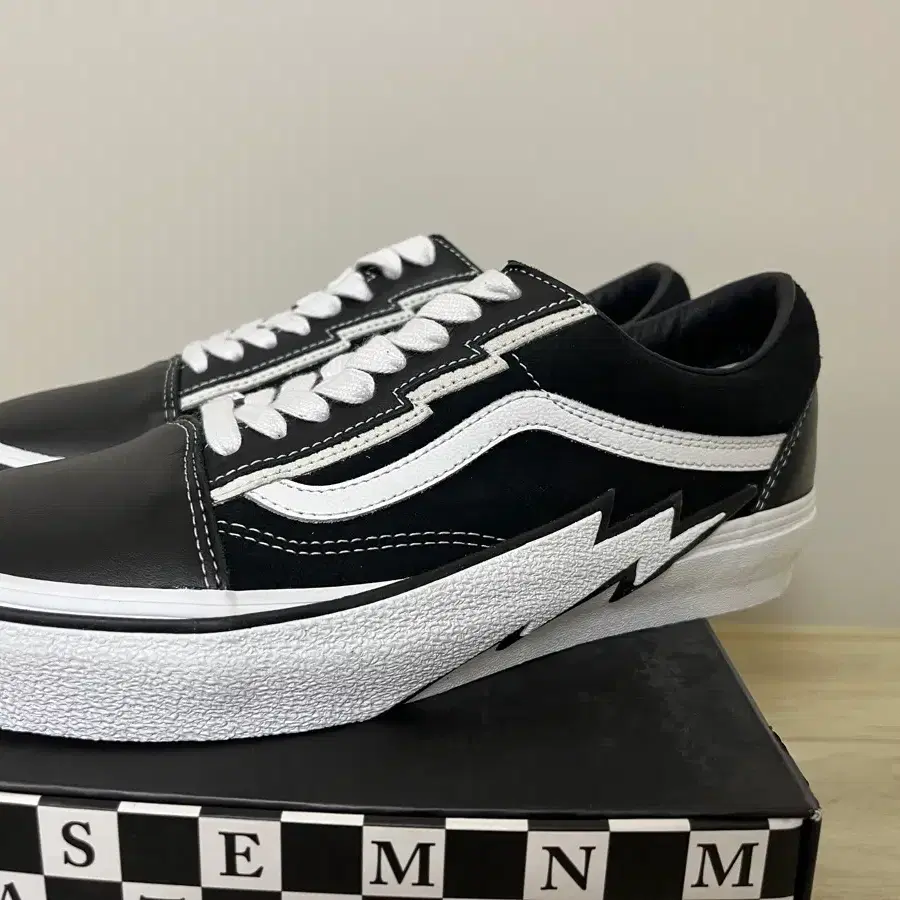 VANS 반스 볼트X마스터마인드 월드 올드스쿨 볼트 블랙 255,265