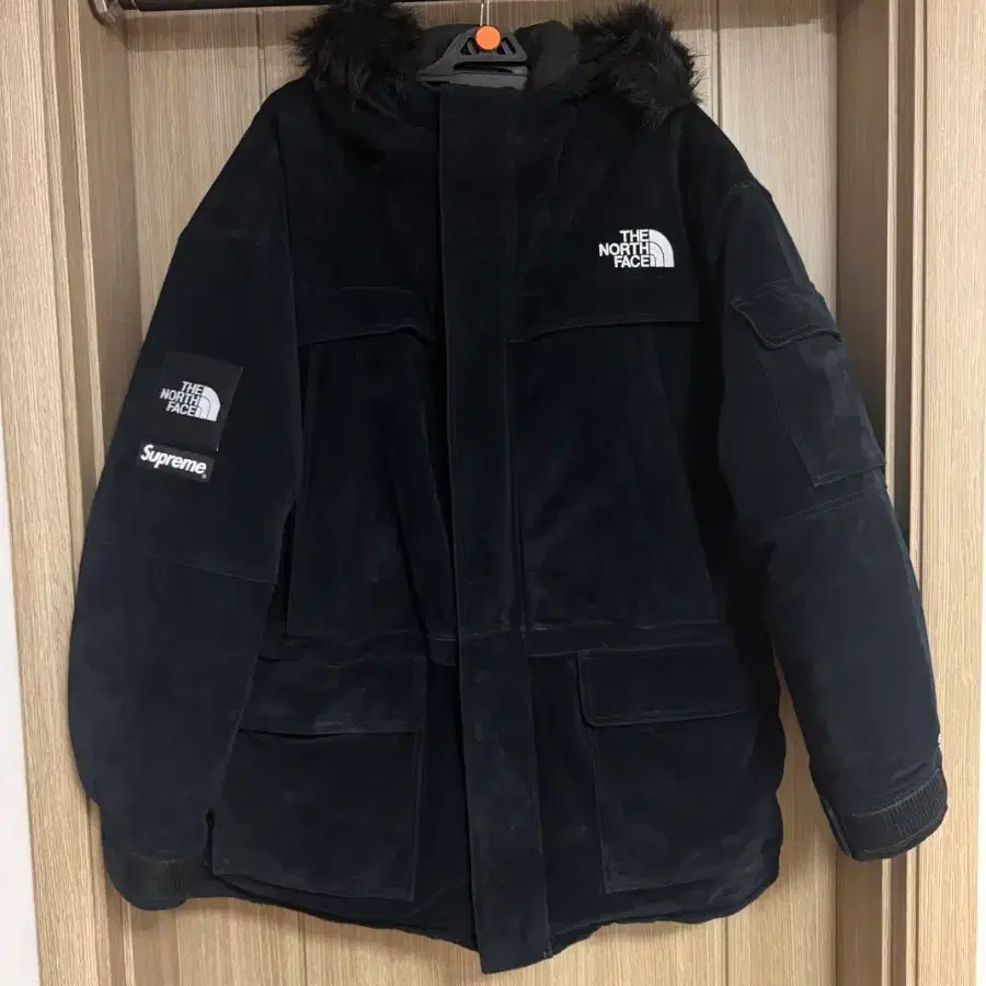 슈프림 x 노스페이스 스웨이드 600필 다운 파카 블랙 XXL
