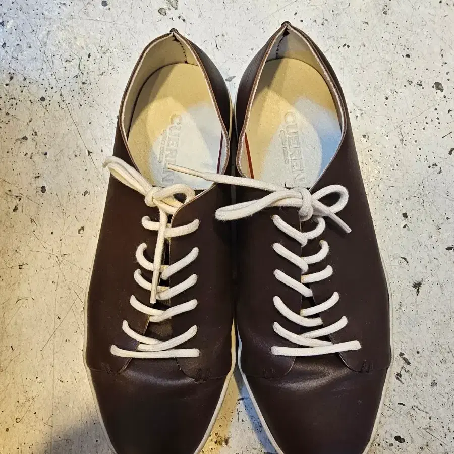 255mm) 쿠에른 다크브라운 스니커즈