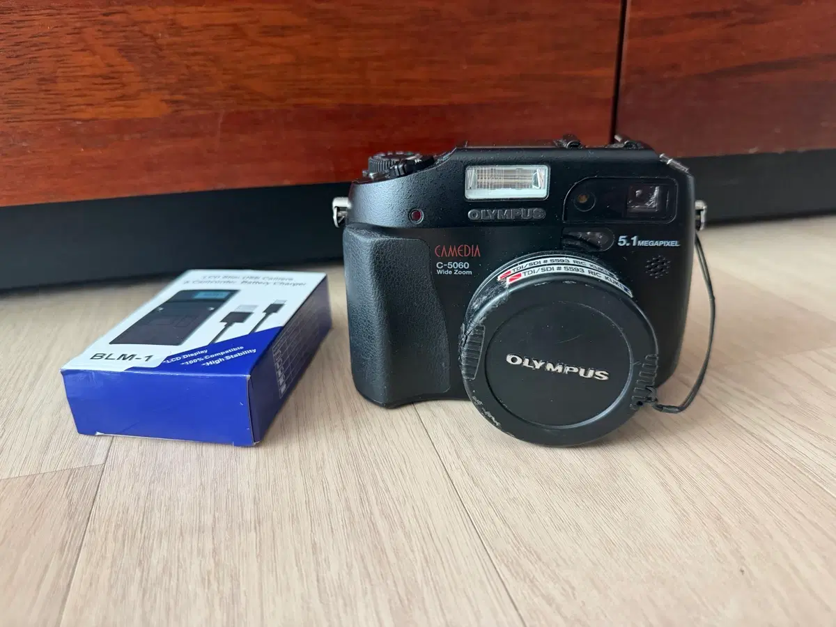 올림푸스 C-5060 와이드줌 5.1메가픽셀 디지털 카메라