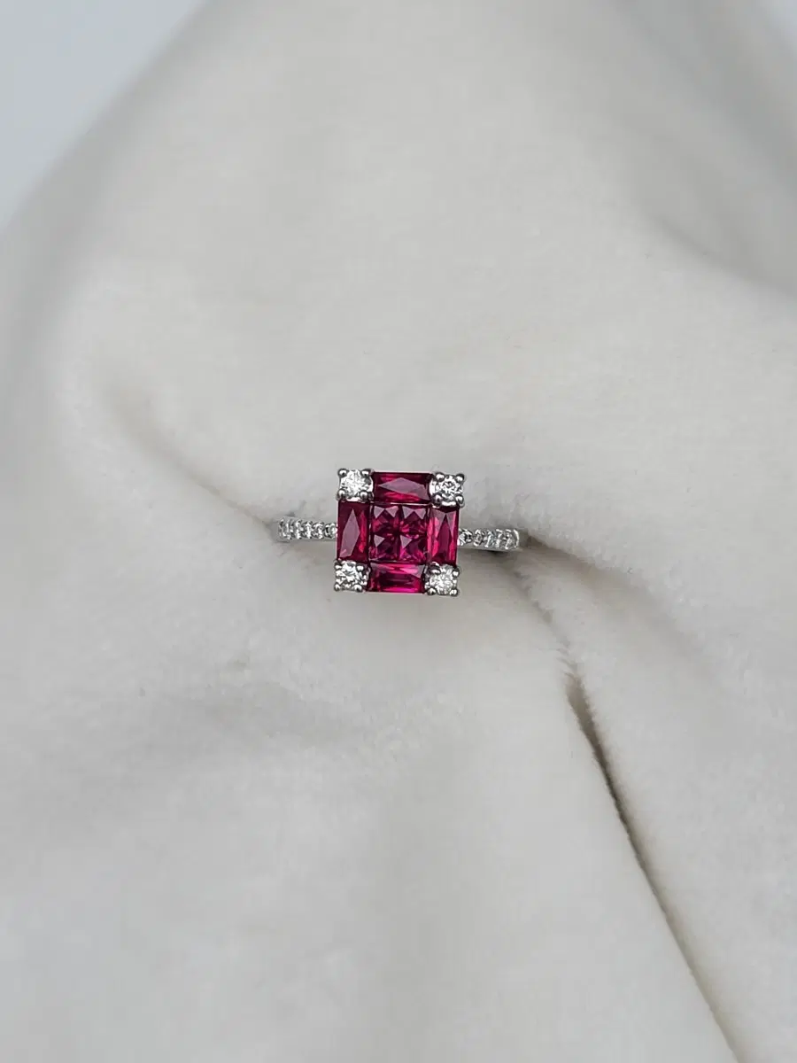 18K ๋ฃจ๋น ๋ฐ์ง