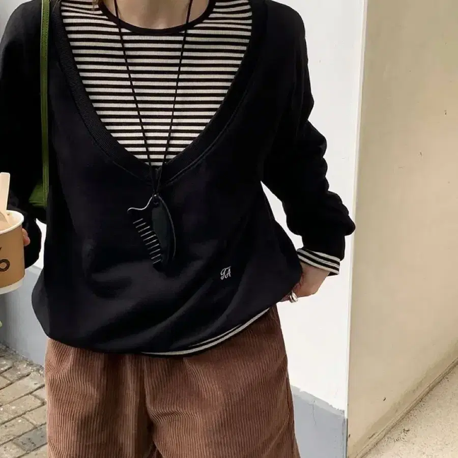 트렌디어패럴 TA 딥 브이 오프숄더 투웨이 맨투맨