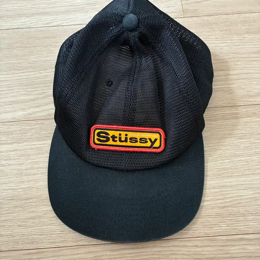 스투시 로고 패치 메쉬 트래커 캡 블랙 (Stussy)