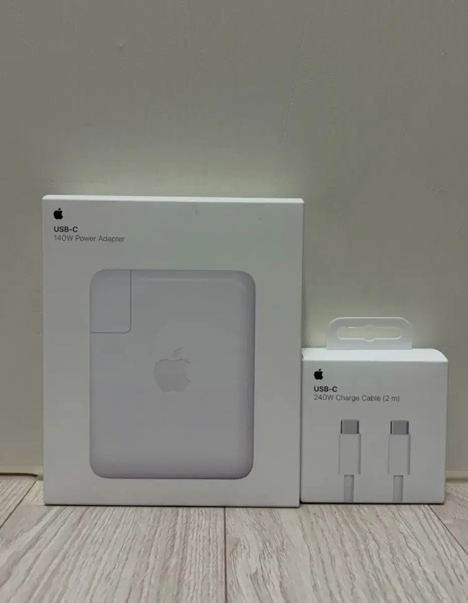 애플 USB-C 140W 어댑터+240W 케이블 미개봉 새제품 판매합니다.