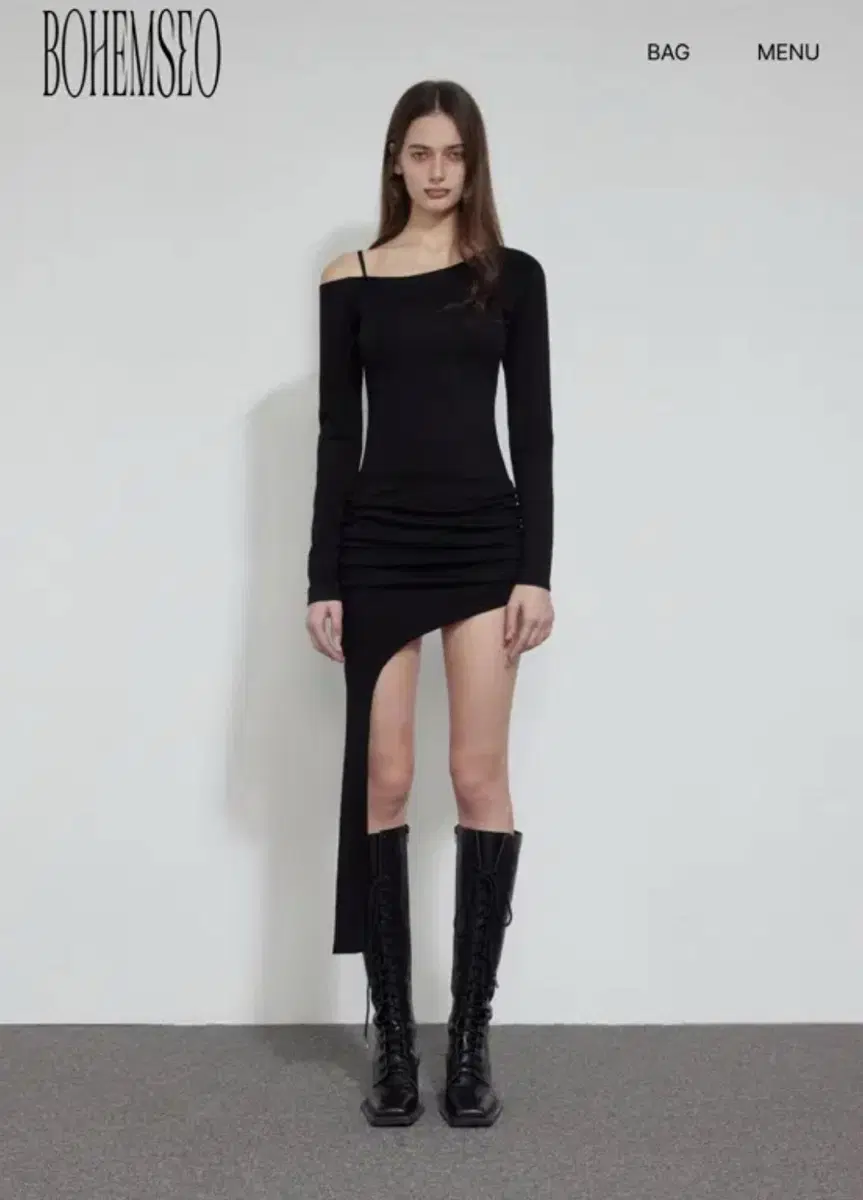 보헤미안서울 CURVED HEM MINI DRESS, BLACK